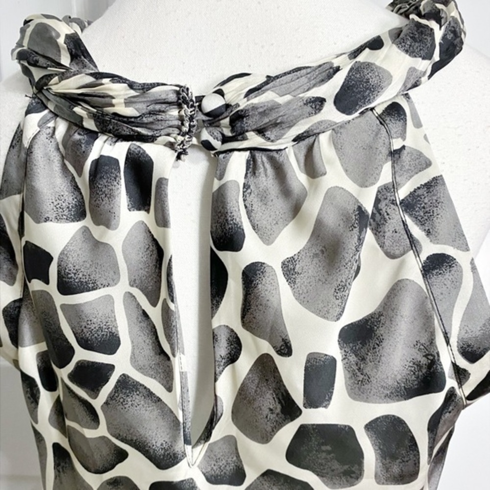 Signature by Larry Levine Black and White Giraffe Print Silky Sleeveless Blouse - Picture 5 of 11